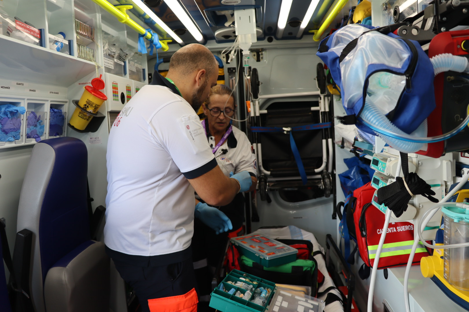 Enfermeros de Urgencias de Atención Primaria en una ambulancia